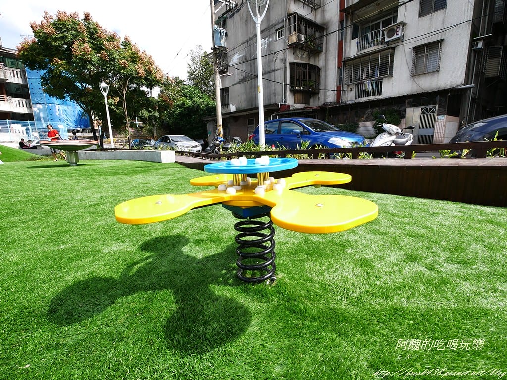 【新北特色公園】汐止白雲公園,以紙飛機為主題,三層9道溜滑梯、環形6人鞦韆與大沙坑,孩子的快樂天堂! - 第25張圖 P1450174