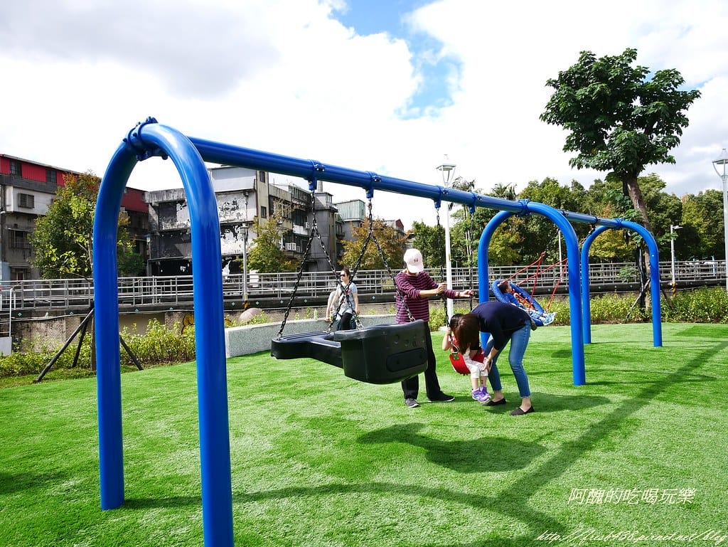 【新北特色公園】汐止白雲公園,以紙飛機為主題,三層9道溜滑梯、環形6人鞦韆與大沙坑,孩子的快樂天堂! - 第30張圖 P1450134