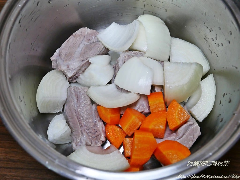 【增強抵抗力食譜】牛蒡洋蔥紅蘿蔔排骨湯,預防感冒、對抗過敏的湯品,簡單易做保證人人會。 - 第5張圖 P1460397