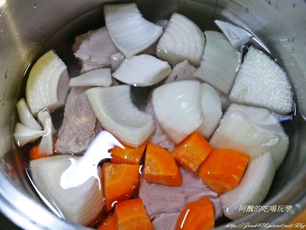 【增強抵抗力食譜】牛蒡洋蔥紅蘿蔔排骨湯,預防感冒、對抗過敏的湯品,簡單易做保證人人會。 - 第6張圖 P1460398