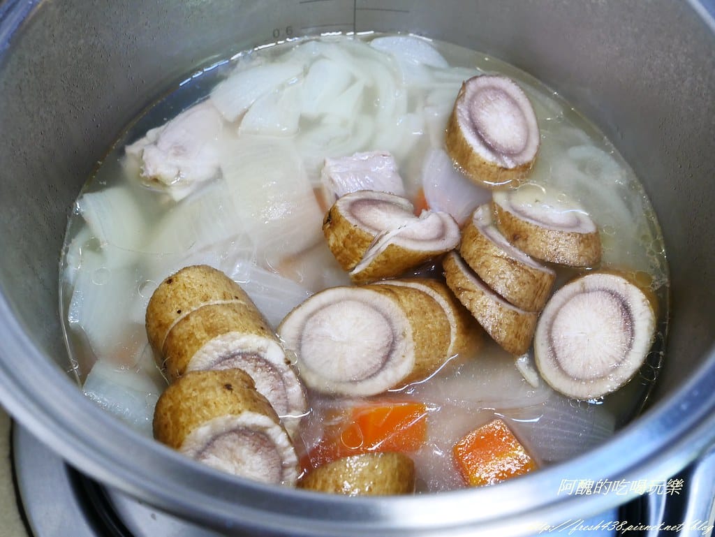 【增強抵抗力食譜】牛蒡洋蔥紅蘿蔔排骨湯,預防感冒、對抗過敏的湯品,簡單易做保證人人會。 - 第9張圖 P1460401
