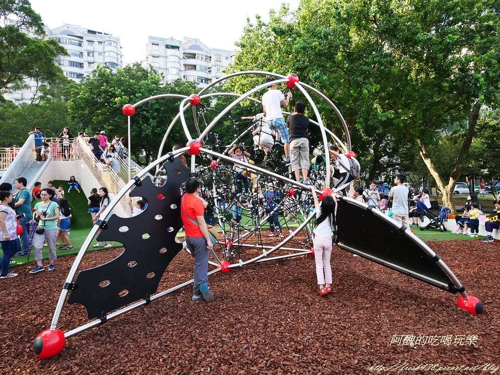 【新北特色公園】林口小熊公園/林口公鄰23公園,超可愛的小熊共融遊戲場,設備完善、林木成蔭,還可野餐哦! - 第36張圖 P1440322