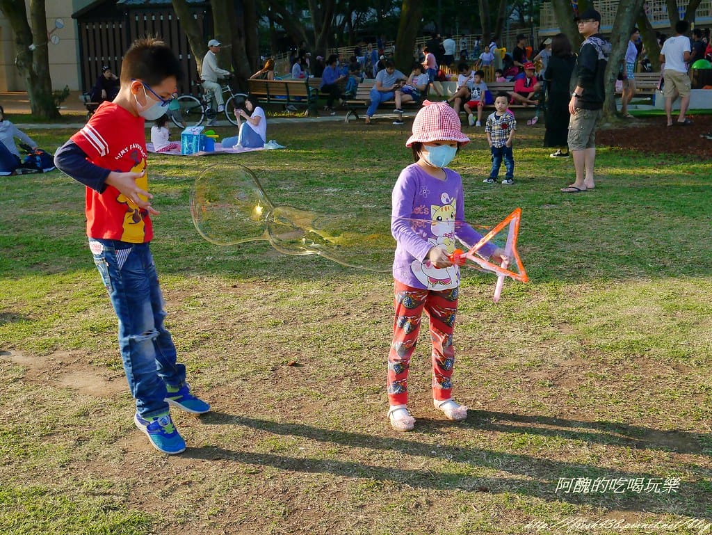 【新北特色公園】林口小熊公園/林口公鄰23公園,超可愛的小熊共融遊戲場,設備完善、林木成蔭,還可野餐哦! - 第54張圖 P2410447