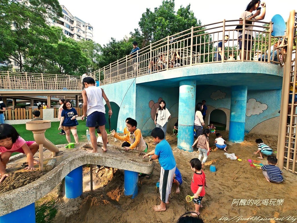 【新北特色公園】林口小熊公園/林口公鄰23公園,超可愛的小熊共融遊戲場,設備完善、林木成蔭,還可野餐哦! - 第24張圖 P1440349