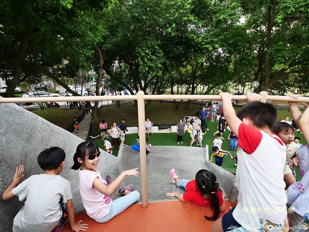 【新北特色公園】林口小熊公園/林口公鄰23公園,超可愛的小熊共融遊戲場,設備完善、林木成蔭,還可野餐哦! - 第13張圖 P1440386