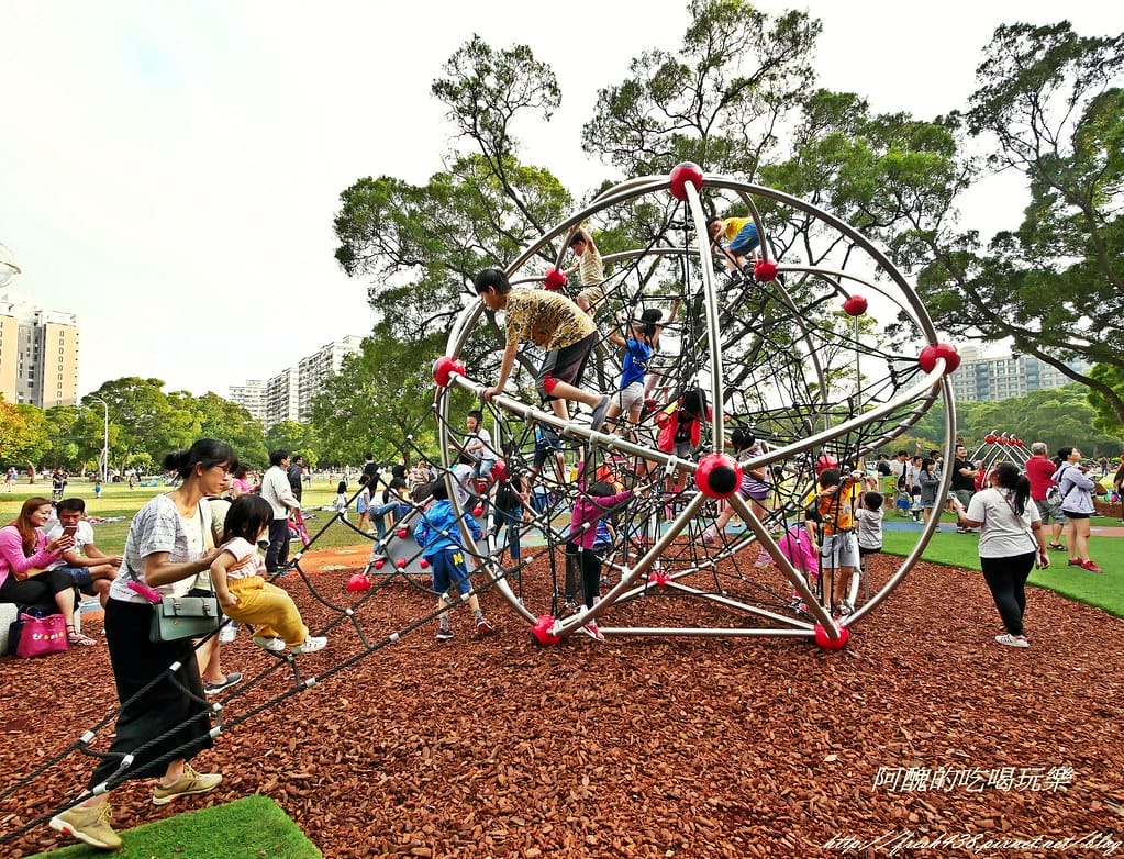 【新北特色公園】林口小熊公園/林口公鄰23公園,超可愛的小熊共融遊戲場,設備完善、林木成蔭,還可野餐哦! - 第35張圖 P1440395
