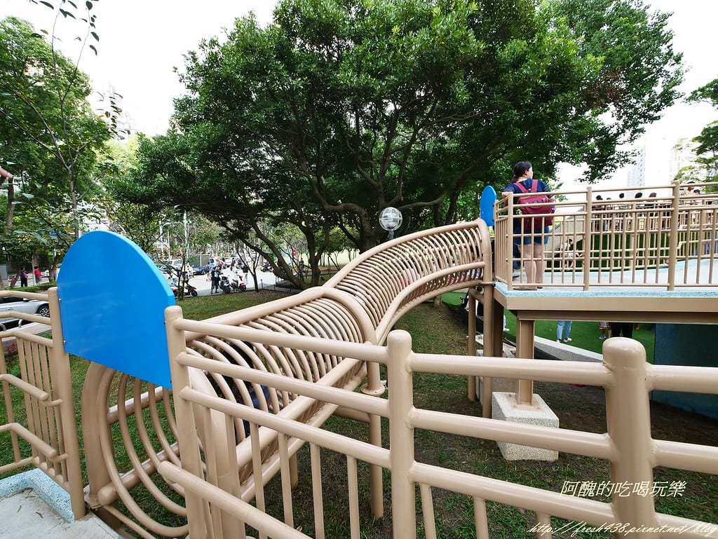 【新北特色公園】林口小熊公園/林口公鄰23公園,超可愛的小熊共融遊戲場,設備完善、林木成蔭,還可野餐哦! - 第29張圖 P1440390