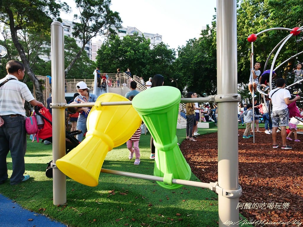 【新北特色公園】林口小熊公園/林口公鄰23公園,超可愛的小熊共融遊戲場,設備完善、林木成蔭,還可野餐哦! - 第41張圖 P1440362