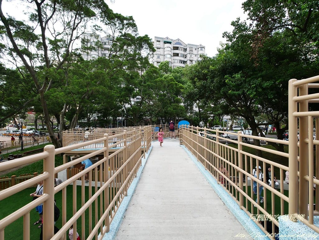 【新北特色公園】林口小熊公園/林口公鄰23公園,超可愛的小熊共融遊戲場,設備完善、林木成蔭,還可野餐哦! - 第28張圖 P1440389