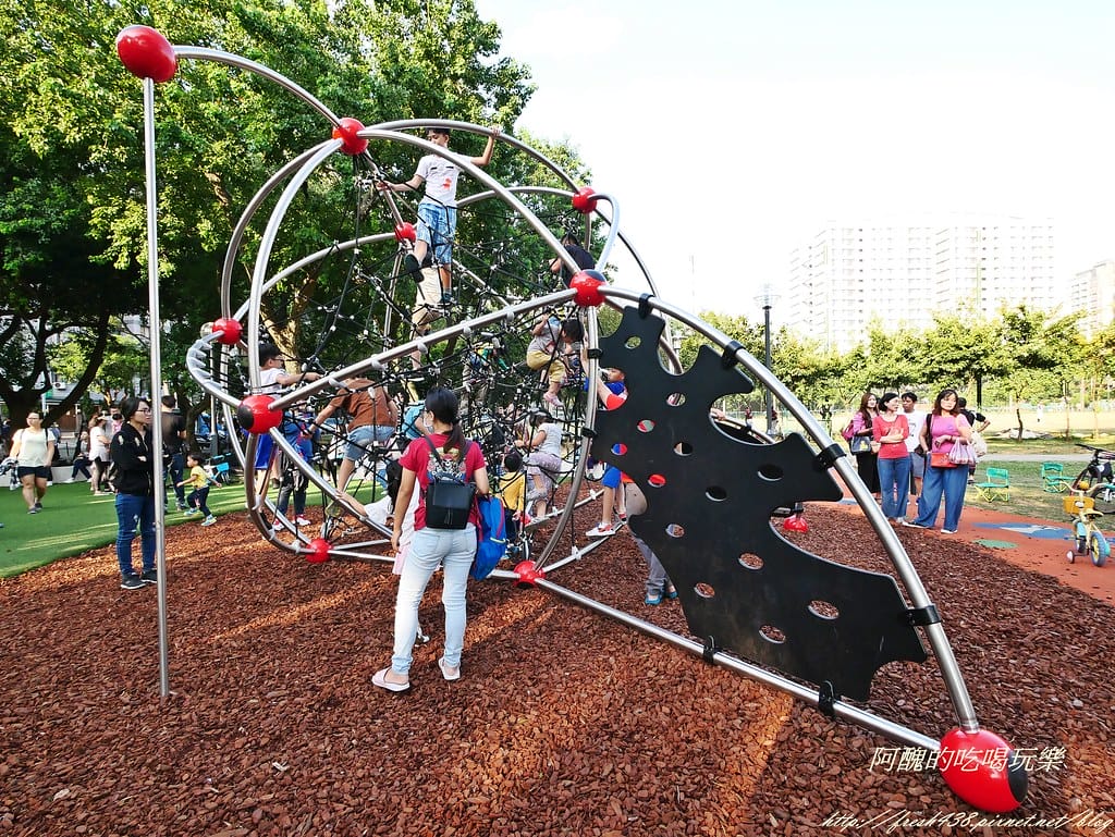 【新北特色公園】林口小熊公園/林口公鄰23公園,超可愛的小熊共融遊戲場,設備完善、林木成蔭,還可野餐哦! - 第37張圖 P1440326