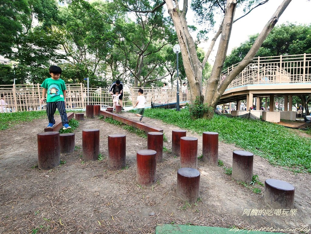 【新北特色公園】林口小熊公園/林口公鄰23公園,超可愛的小熊共融遊戲場,設備完善、林木成蔭,還可野餐哦! - 第34張圖 P1440346