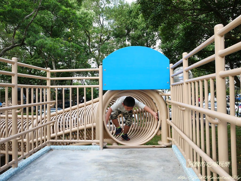 【新北特色公園】林口小熊公園/林口公鄰23公園,超可愛的小熊共融遊戲場,設備完善、林木成蔭,還可野餐哦! - 第30張圖 P1440378