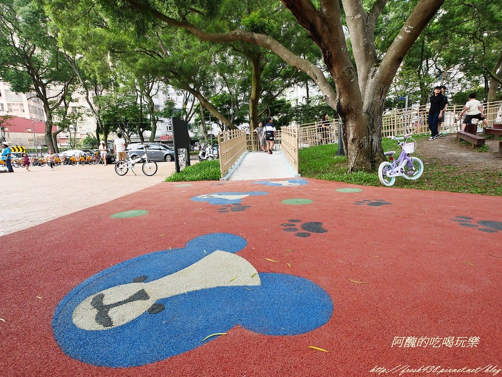 【新北特色公園】林口小熊公園/林口公鄰23公園,超可愛的小熊共融遊戲場,設備完善、林木成蔭,還可野餐哦! - 第40張圖 P1440377