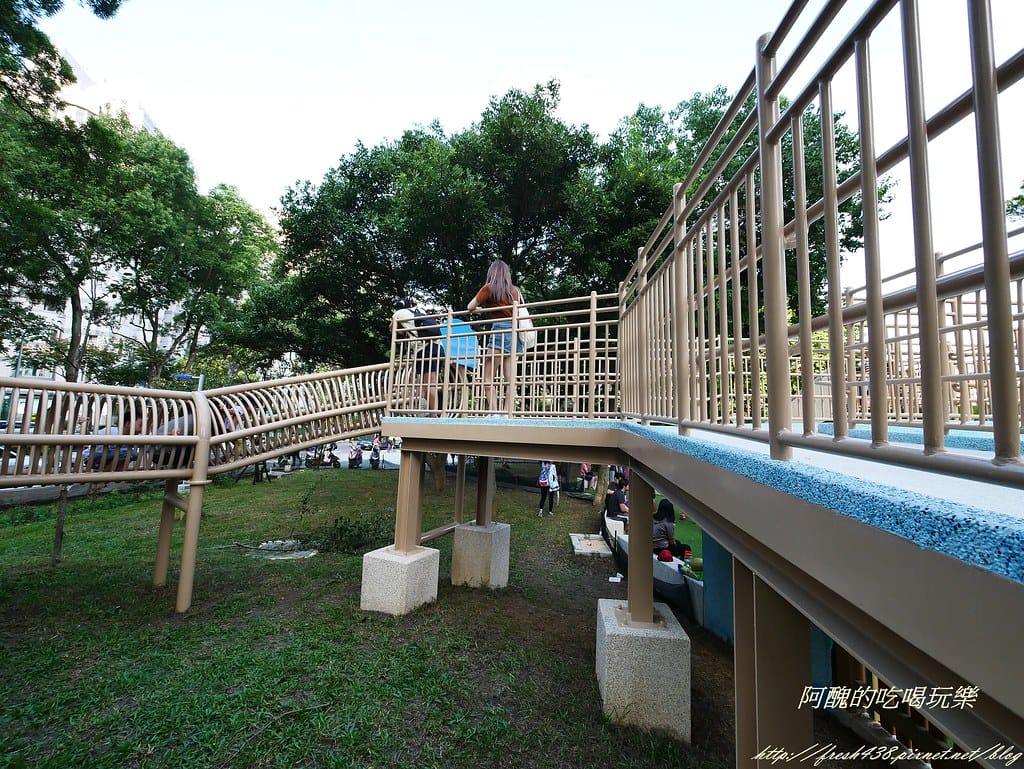 【新北特色公園】林口小熊公園/林口公鄰23公園,超可愛的小熊共融遊戲場,設備完善、林木成蔭,還可野餐哦! - 第27張圖 P1440341