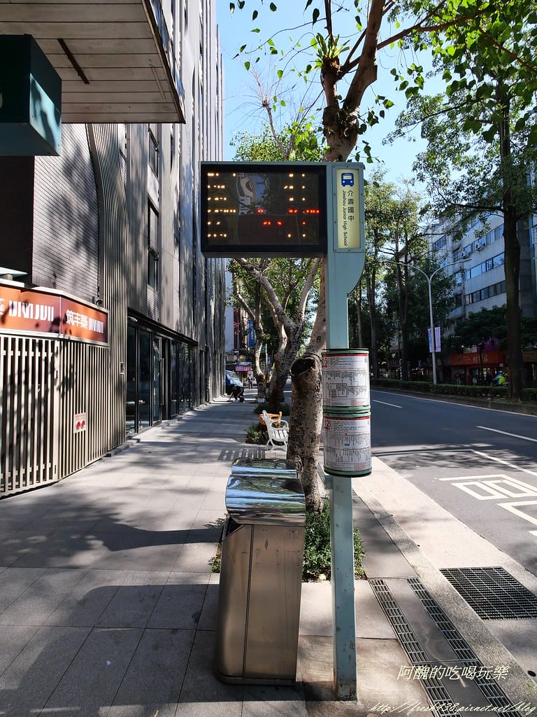 P1000689公車站牌離50m