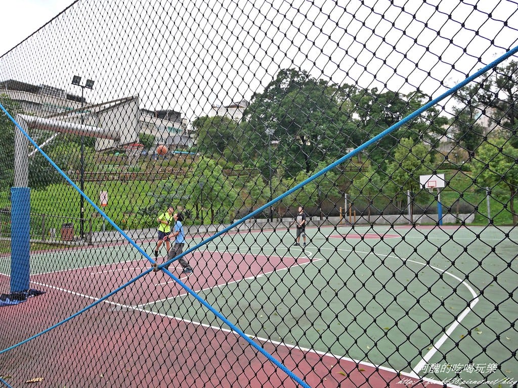 【新北特色公園】鶯歌永吉公園,3D立體彩繪步道超有趣,還有籃球場、遊戲區、體健廣場,IG打卡新景點。 - 第28張圖 P1001344