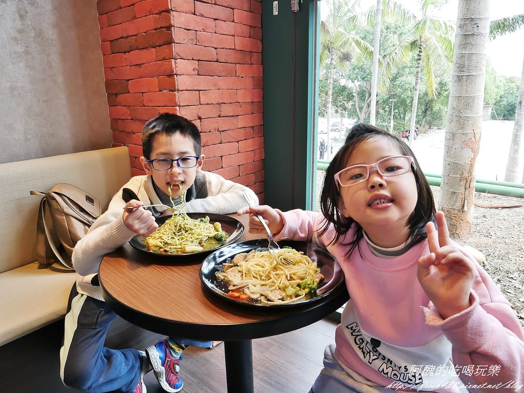 【台中美食】麗寶休息站 金旺咖啡,餐點豐富、飲品順口、空間雅致,聚餐休閒的好所在。 - 第20張圖 18