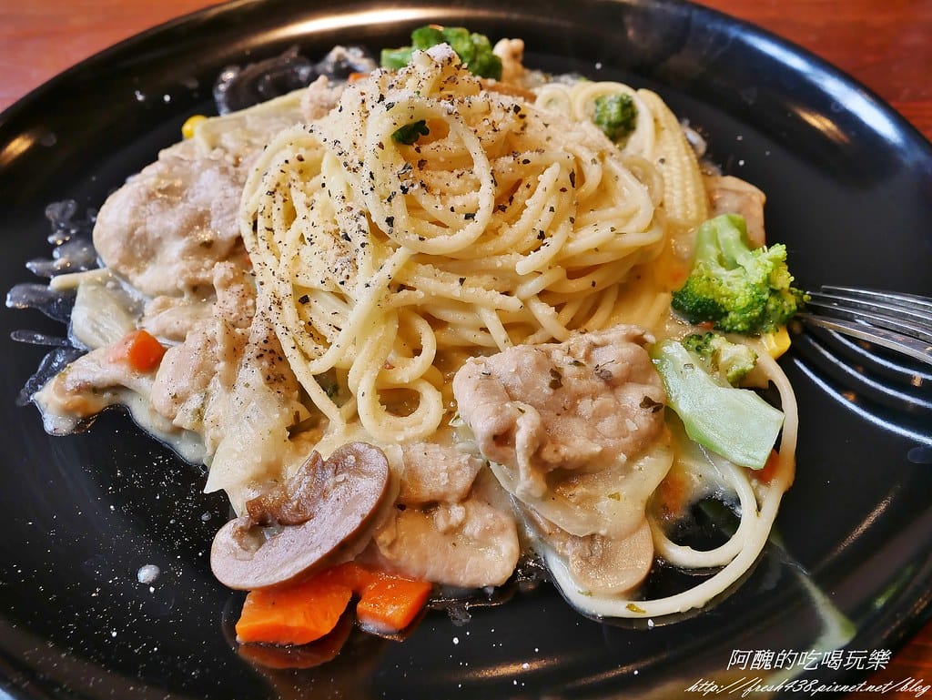 【台中美食】麗寶休息站 金旺咖啡,餐點豐富、飲品順口、空間雅致,聚餐休閒的好所在。 - 第12張圖 13