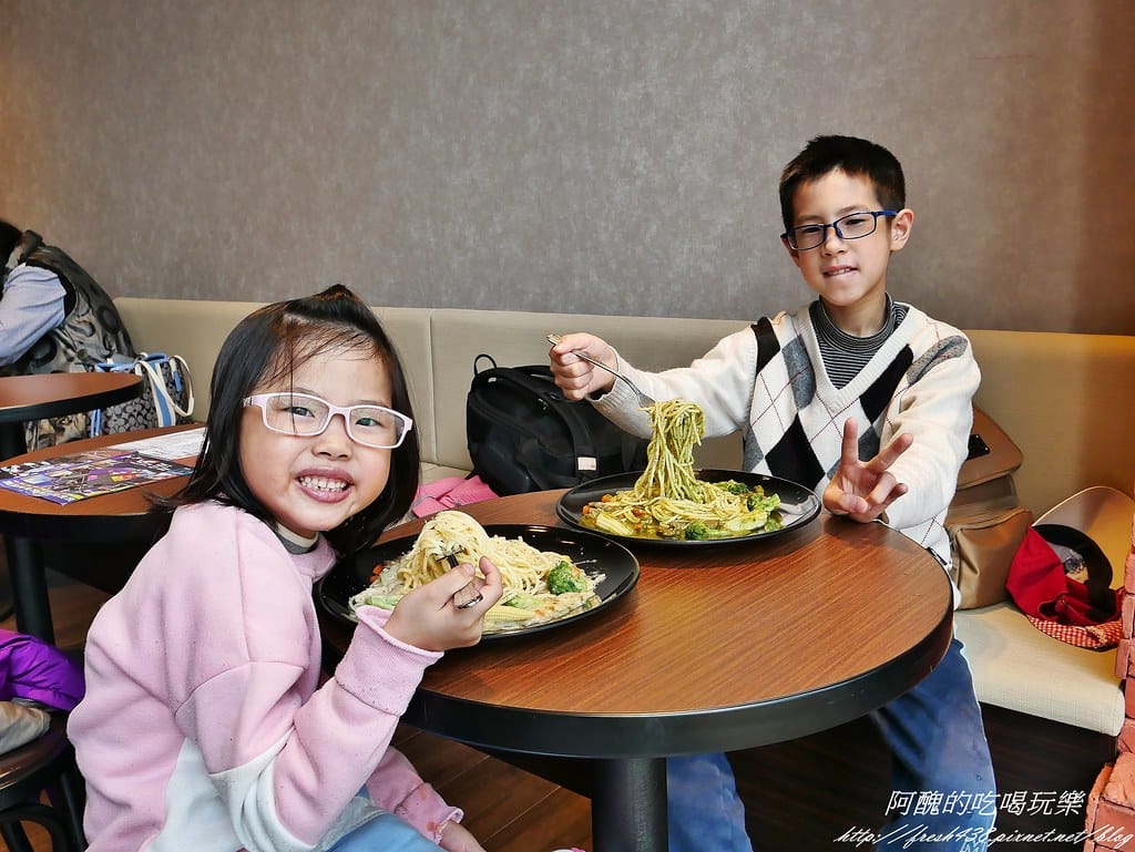 【台中美食】麗寶休息站 金旺咖啡,餐點豐富、飲品順口、空間雅致,聚餐休閒的好所在。 - 第19張圖 17