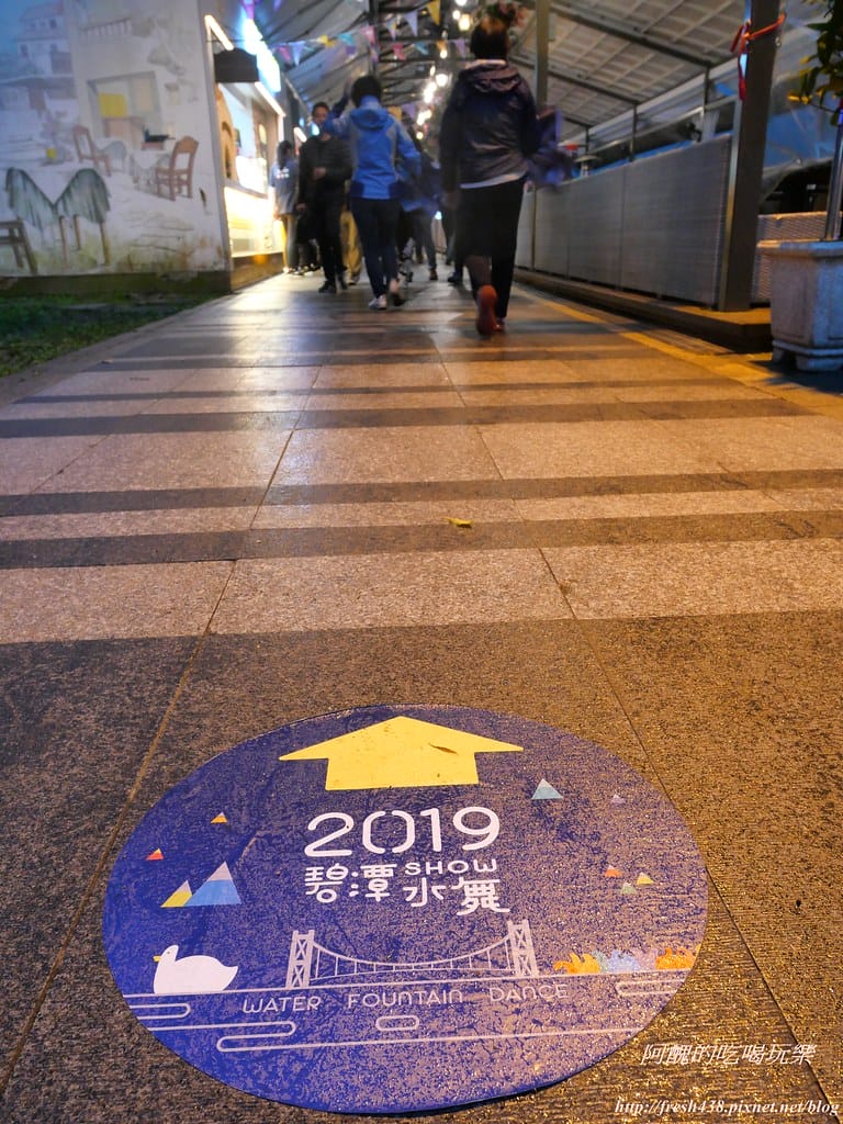 P1003773進去商店街的路口，地上都有標誌