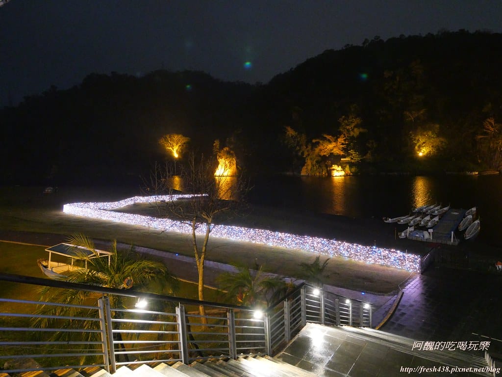 【新北景點】2019碧潭水舞季,全新水舞造型結合周邊裝置藝術,最新IG熱門打卡,水舞秀交通資訊、展演時間、管制消息與最佳欣賞角度報您知! - 第18張圖 P1003806水舞周邊有燈光裝置藝術