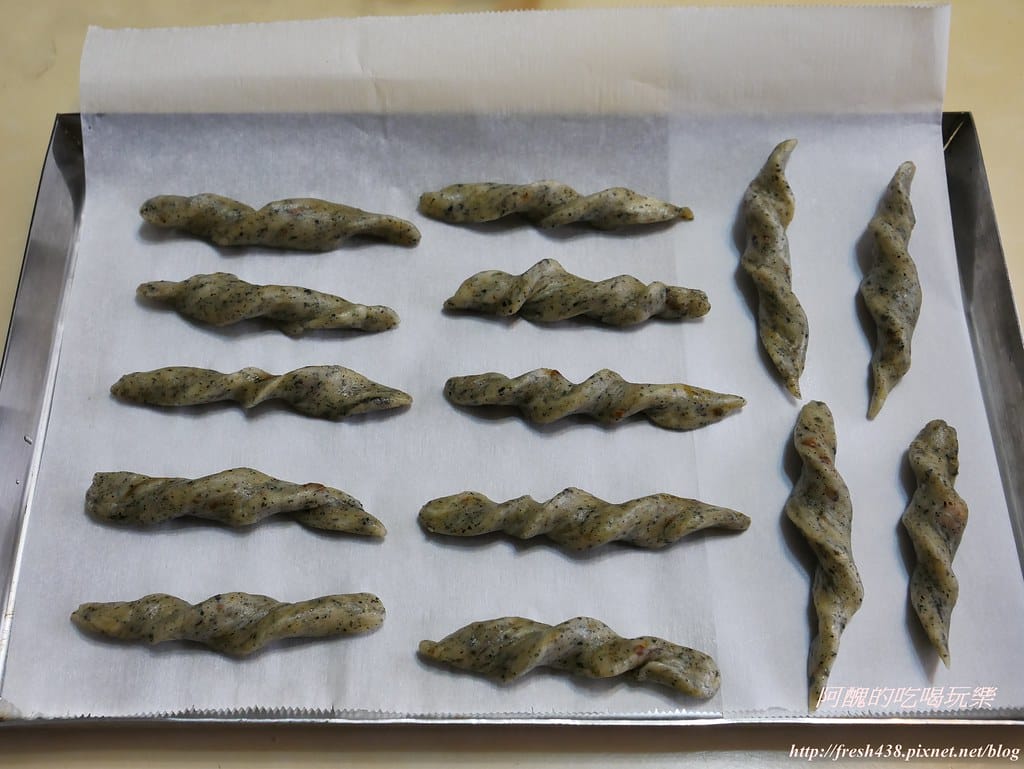【幼兒點心】黑糖芝麻好棒棒,無蛋、無奶、無奶油、低糖、高鈣,超快速的懶人點心,香酥滋味百分百! - 第9張圖 P1530304