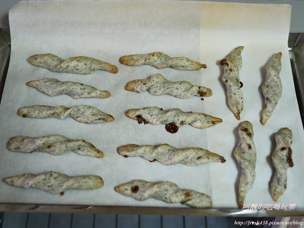 【幼兒點心】黑糖芝麻好棒棒,無蛋、無奶、無奶油、低糖、高鈣,超快速的懶人點心,香酥滋味百分百! - 第12張圖 P1530307
