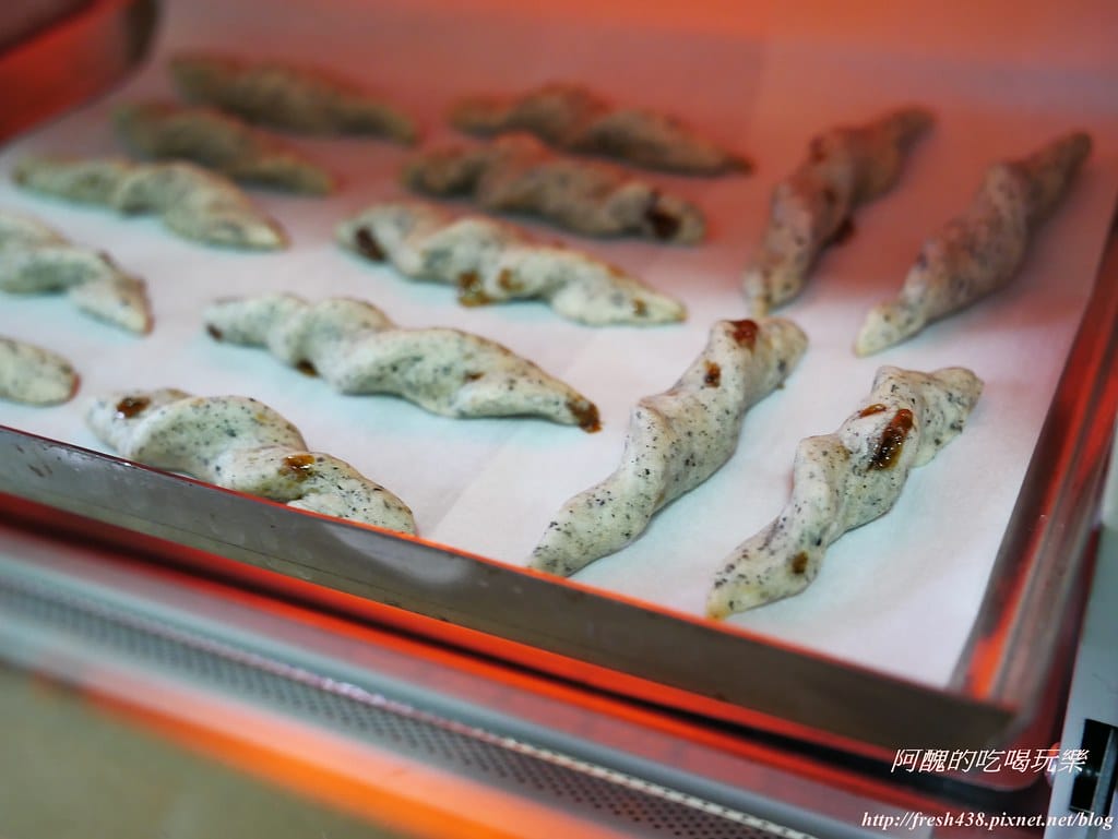 【幼兒點心】黑糖芝麻好棒棒,無蛋、無奶、無奶油、低糖、高鈣,超快速的懶人點心,香酥滋味百分百! - 第11張圖 P1530306