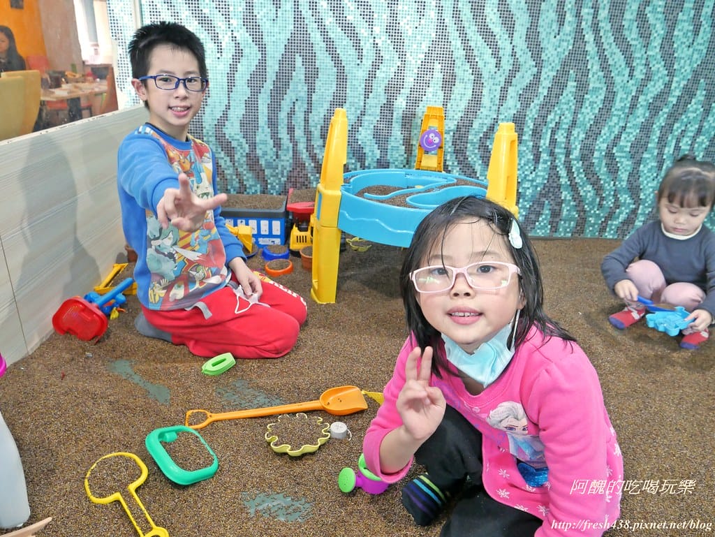 【嘉義親子餐廳】魔樹屋親子餐廳,餐點超好吃,玩樂不限時,三大遊戲區外加決明子沙坑,生日開趴、滿月抓周的好地方。(送餐券) - 第32張圖 P1530710