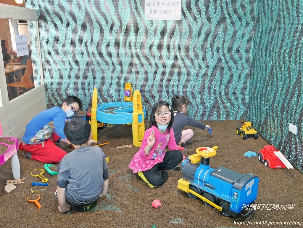 【嘉義親子餐廳】魔樹屋親子餐廳,餐點超好吃,玩樂不限時,三大遊戲區外加決明子沙坑,生日開趴、滿月抓周的好地方。(送餐券) - 第31張圖 P1530705