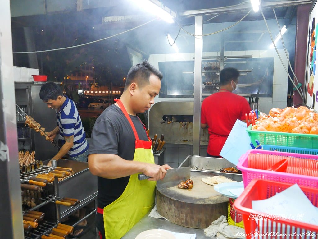 【馬來西亞美食推薦】亞羅街夜市-黃亞華小食店,菜單、價目表大公開,燒雞翅、沙嗲、魔鬼魚是必點料理!食尚玩家強力推薦。 - 第10張圖 P1540521