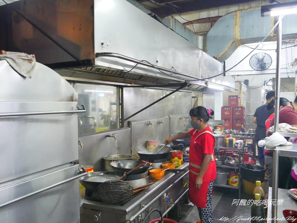 【馬來西亞美食推薦】亞羅街夜市-黃亞華小食店,菜單、價目表大公開,燒雞翅、沙嗲、魔鬼魚是必點料理!食尚玩家強力推薦。 - 第9張圖 P1540526