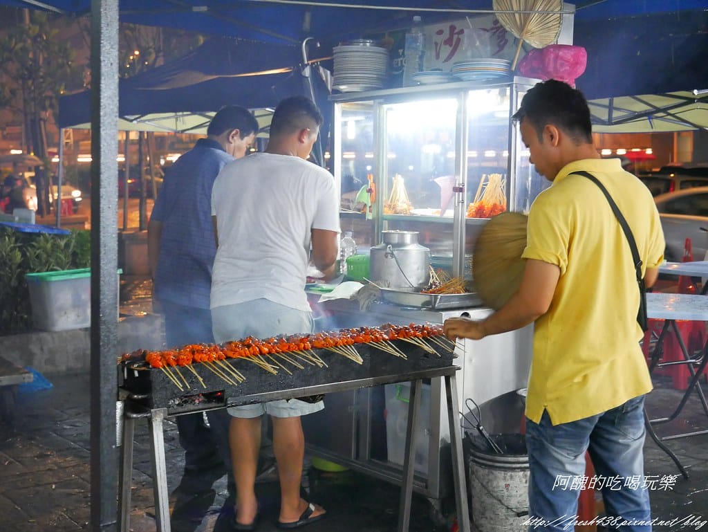 【馬來西亞美食推薦】亞羅街夜市-黃亞華小食店,菜單、價目表大公開,燒雞翅、沙嗲、魔鬼魚是必點料理!食尚玩家強力推薦。 - 第12張圖 P1540531