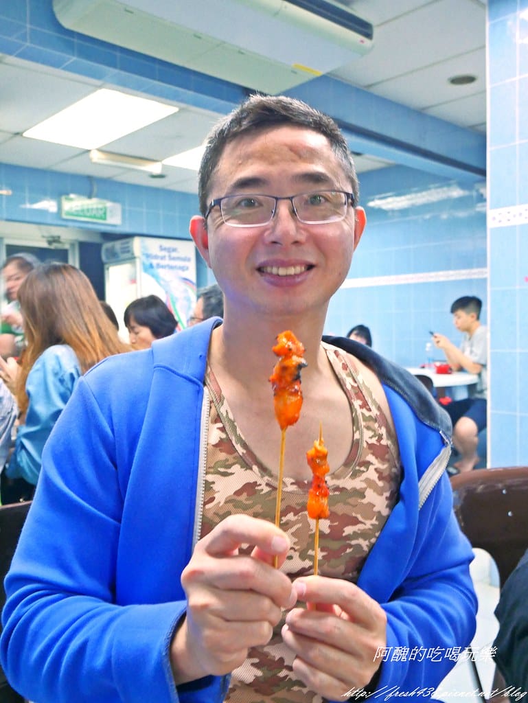 【馬來西亞美食推薦】亞羅街夜市-黃亞華小食店,菜單、價目表大公開,燒雞翅、沙嗲、魔鬼魚是必點料理!食尚玩家強力推薦。 - 第34張圖 P1540500