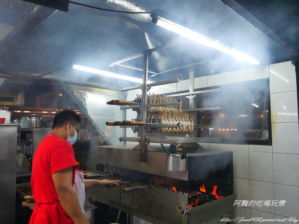 【馬來西亞美食推薦】亞羅街夜市-黃亞華小食店,菜單、價目表大公開,燒雞翅、沙嗲、魔鬼魚是必點料理!食尚玩家強力推薦。 - 第11張圖 P1540520