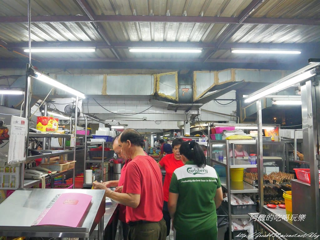 【馬來西亞美食推薦】亞羅街夜市-黃亞華小食店,菜單、價目表大公開,燒雞翅、沙嗲、魔鬼魚是必點料理!食尚玩家強力推薦。 - 第8張圖 P1540523