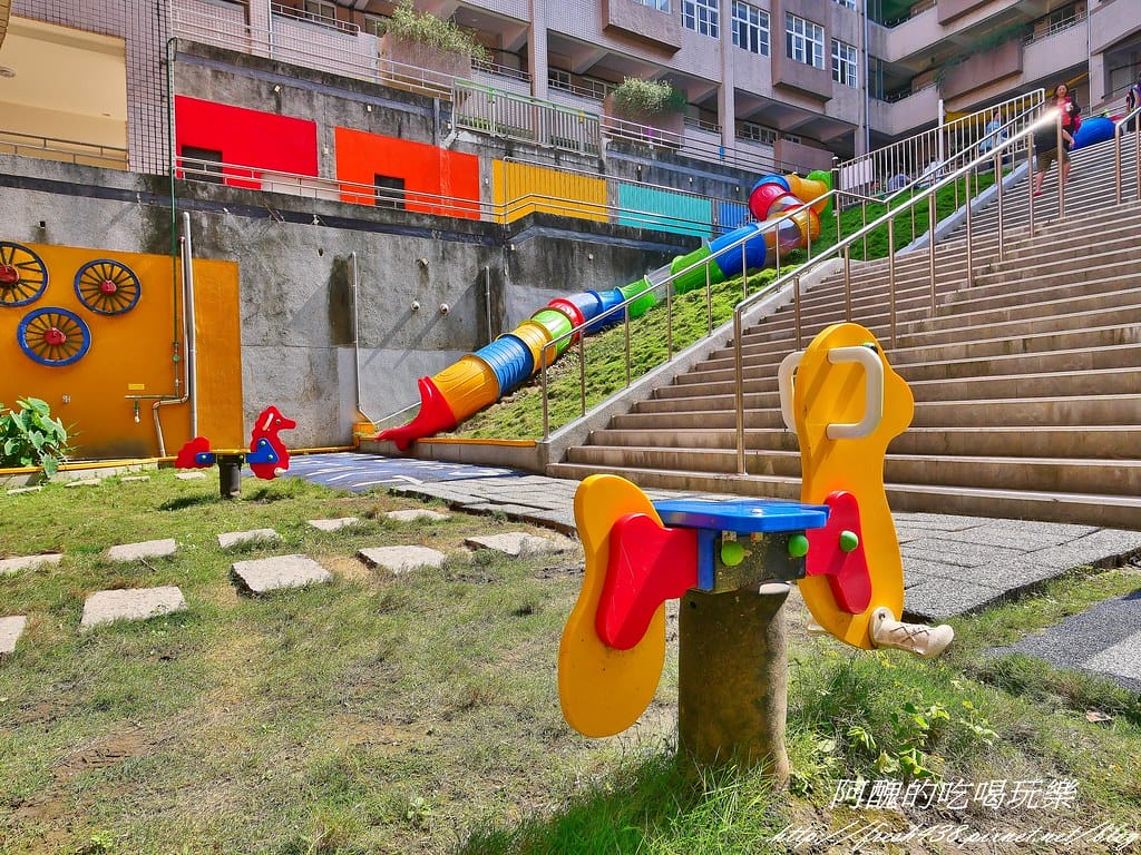 【新北免費景點】大觀國小溜滑梯主題樂園,交通資訊、開放時間、遊戲器材大公開。 - 第46張圖 35