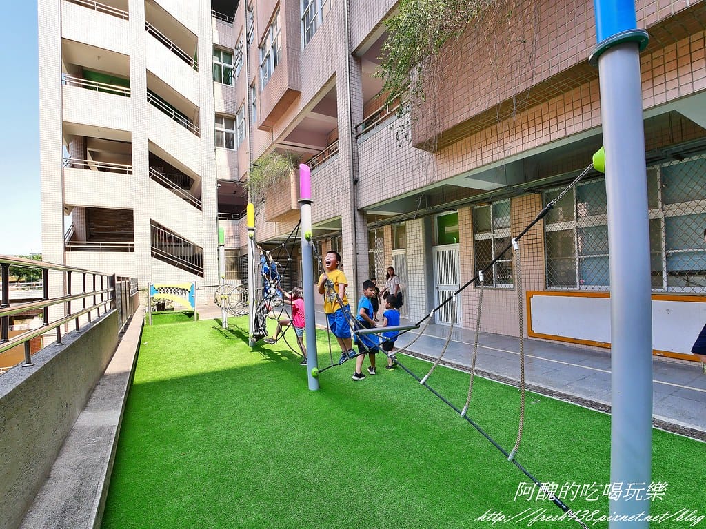 【新北免費景點】大觀國小溜滑梯主題樂園,交通資訊、開放時間、遊戲器材大公開。 - 第41張圖 25-2