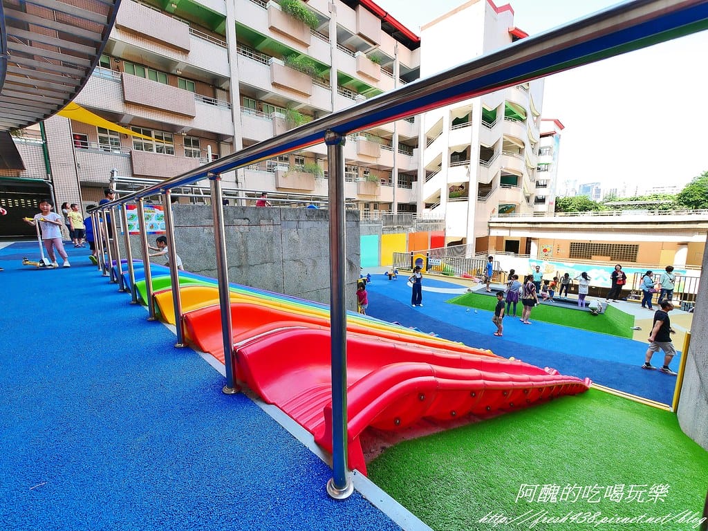 【新北免費景點】大觀國小溜滑梯主題樂園,交通資訊、開放時間、遊戲器材大公開。 - 第32張圖 22-2
