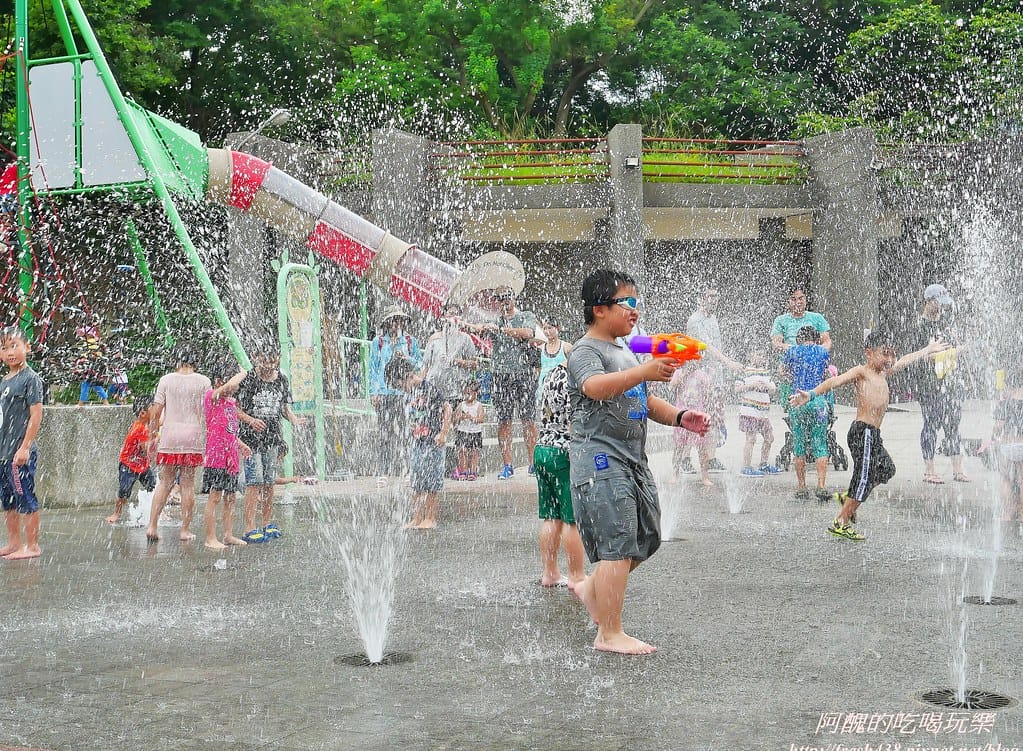 【新北景點】中和錦和運動公園,噴水池開放囉,超長滾輪溜滑梯、共融式遊樂器材,夏日戲水好去處! - 第49張圖 34