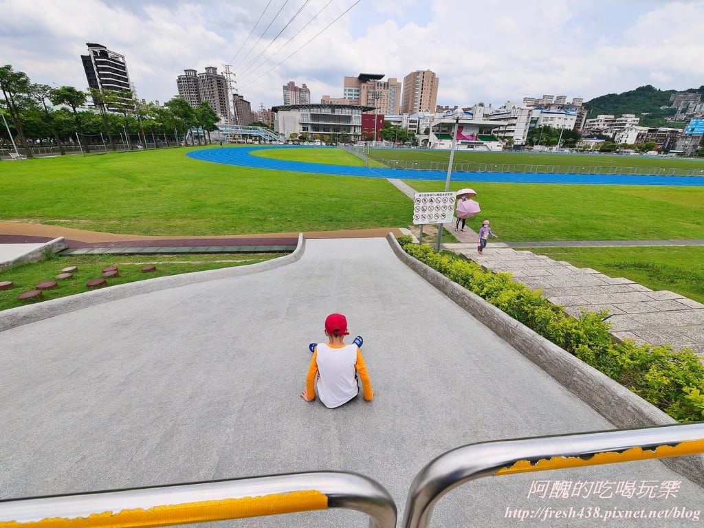 【新北景點】中和錦和運動公園,噴水池開放囉,超長滾輪溜滑梯、共融式遊樂器材,夏日戲水好去處! - 第11張圖 6