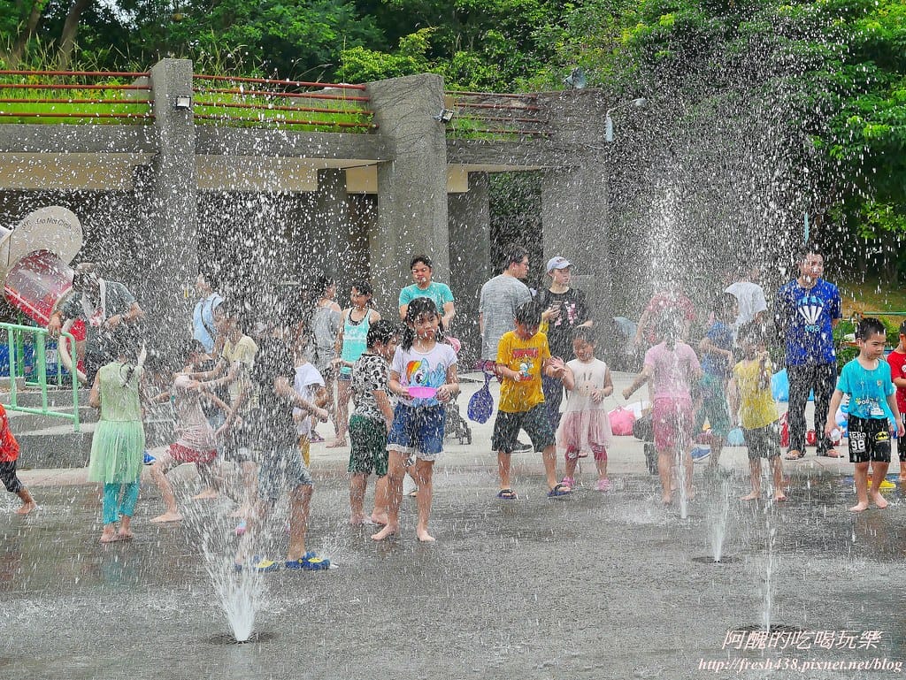 【新北景點】中和錦和運動公園,噴水池開放囉,超長滾輪溜滑梯、共融式遊樂器材,夏日戲水好去處! - 第50張圖 35