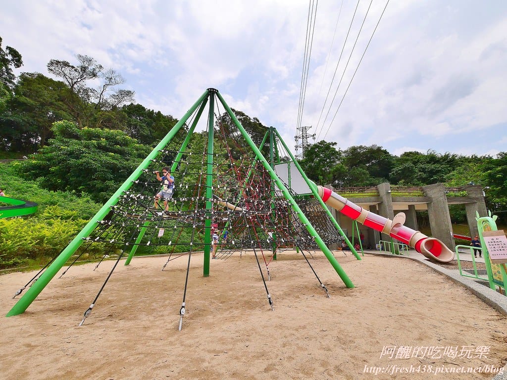【新北景點】中和錦和運動公園,噴水池開放囉,超長滾輪溜滑梯、共融式遊樂器材,夏日戲水好去處! - 第23張圖 14-1