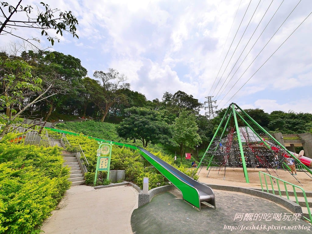 【新北景點】中和錦和運動公園,噴水池開放囉,超長滾輪溜滑梯、共融式遊樂器材,夏日戲水好去處! - 第28張圖 18