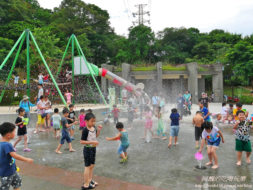 【新北景點】中和錦和運動公園,噴水池開放囉,超長滾輪溜滑梯、共融式遊樂器材,夏日戲水好去處! - 第47張圖 32