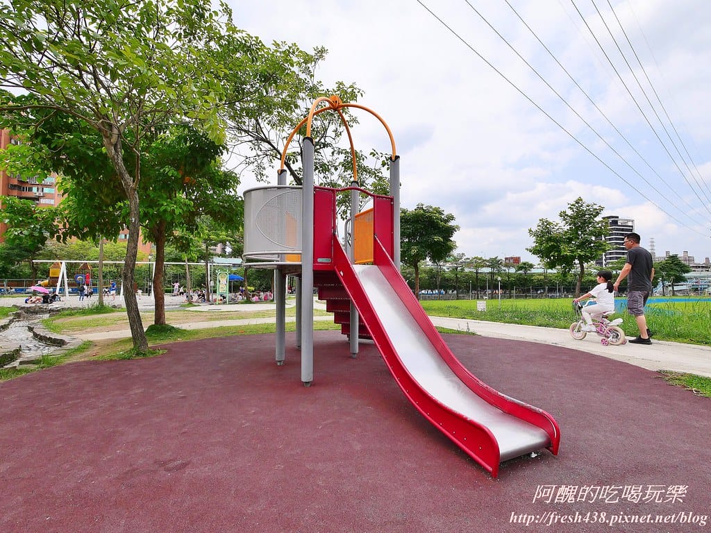 【新北景點】中和錦和運動公園,噴水池開放囉,超長滾輪溜滑梯、共融式遊樂器材,夏日戲水好去處! - 第38張圖 25