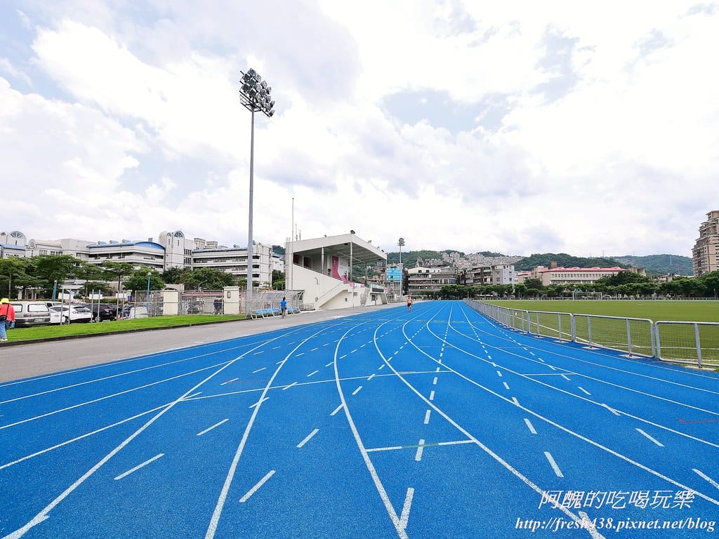 【新北景點】中和錦和運動公園,噴水池開放囉,超長滾輪溜滑梯、共融式遊樂器材,夏日戲水好去處! - 第6張圖 3
