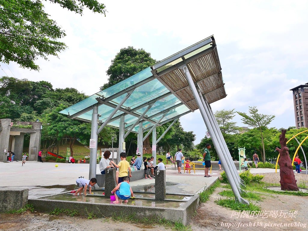 【新北景點】中和錦和運動公園,噴水池開放囉,超長滾輪溜滑梯、共融式遊樂器材,夏日戲水好去處! - 第16張圖 26