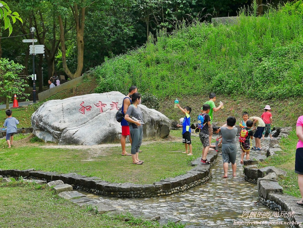 【新北景點】中和錦和運動公園,噴水池開放囉,超長滾輪溜滑梯、共融式遊樂器材,夏日戲水好去處! - 第42張圖 29