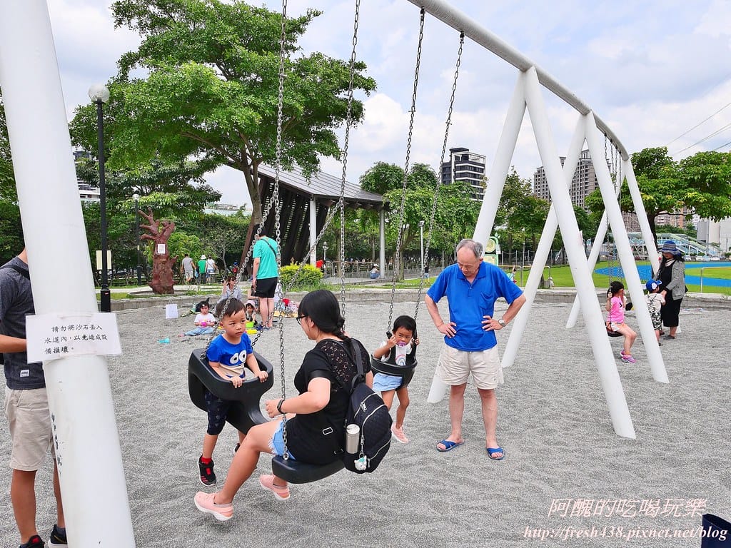 【新北景點】中和錦和運動公園,噴水池開放囉,超長滾輪溜滑梯、共融式遊樂器材,夏日戲水好去處! - 第14張圖 9